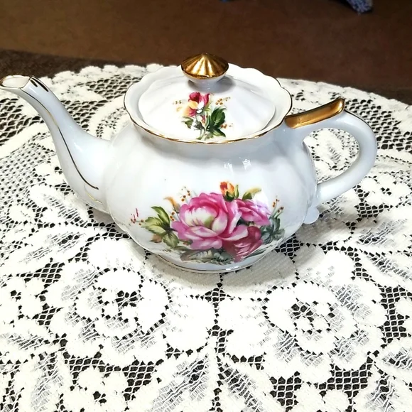 Vintage Tea pot. - Picture 1 of 9